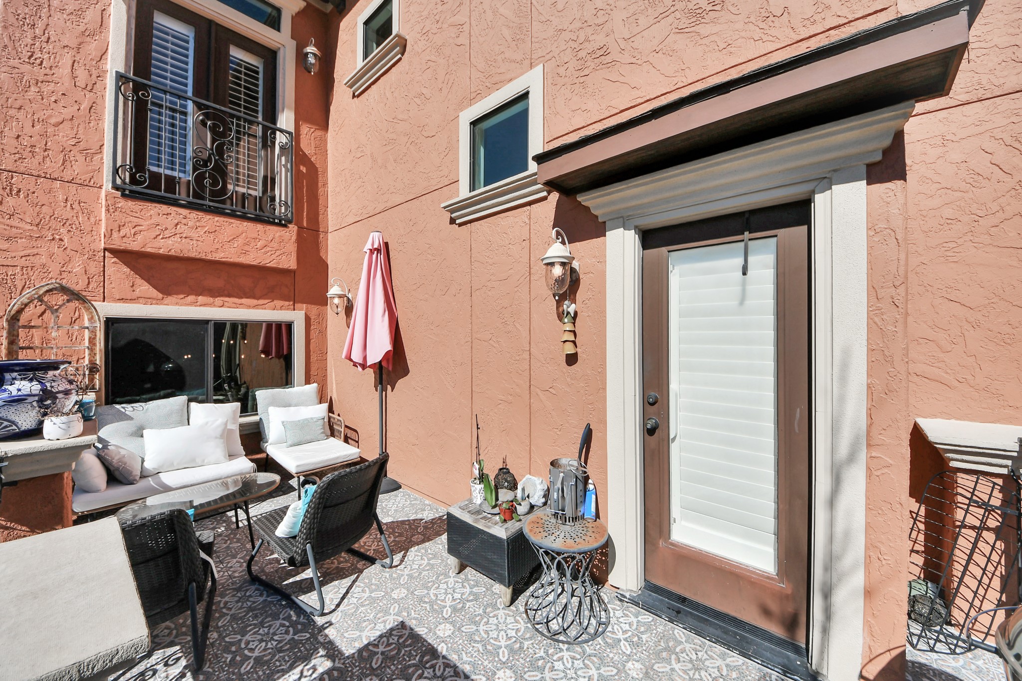 1141 West 23rd Street, Unit A Houston, TX 77008 - Photo 30 of 35 a view of a patio with a dining table and chairs