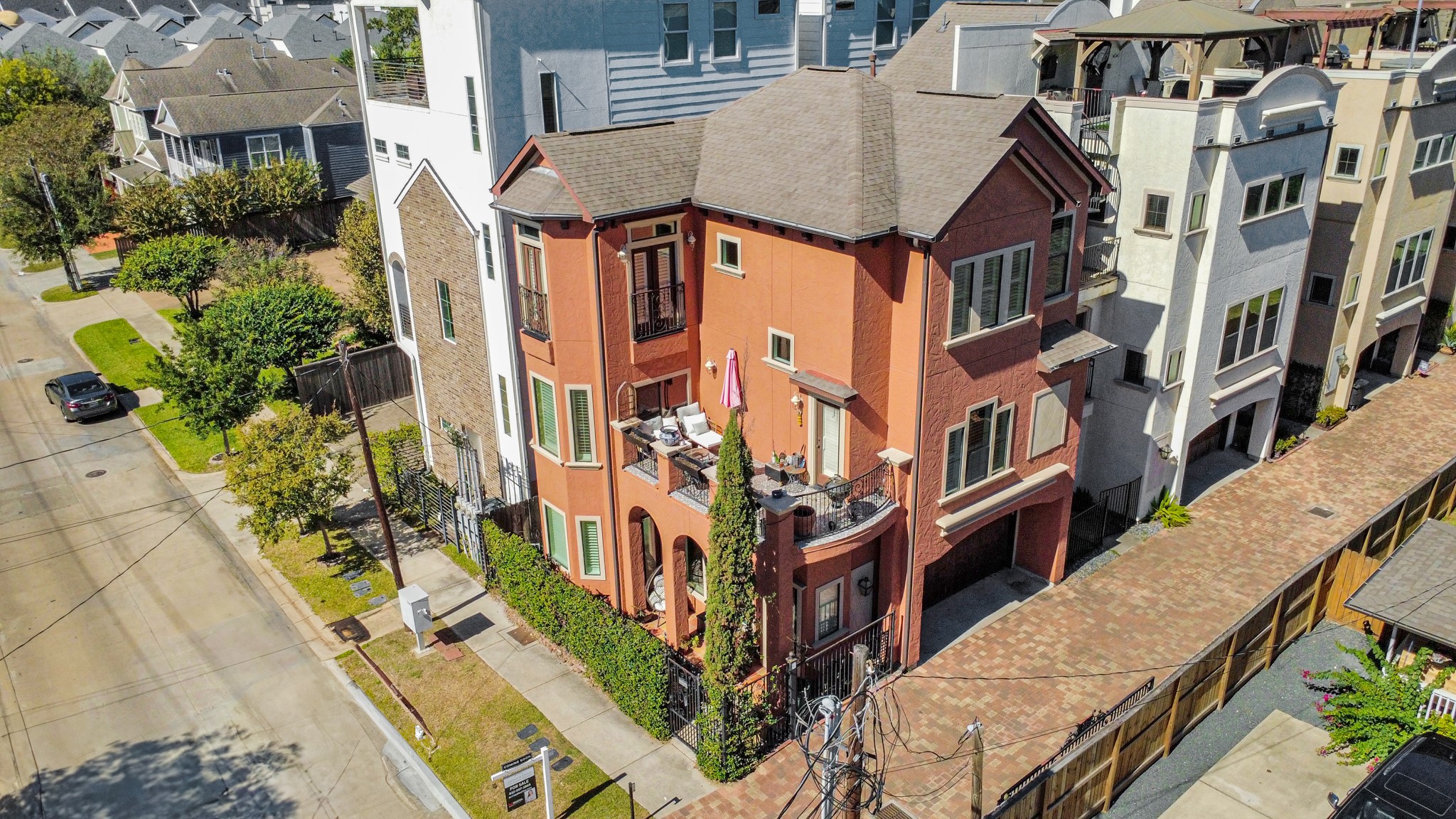 1141 West 23rd Street, Unit A Houston, TX 77008 - Photo 3 of 35 a view of a large building with many windows