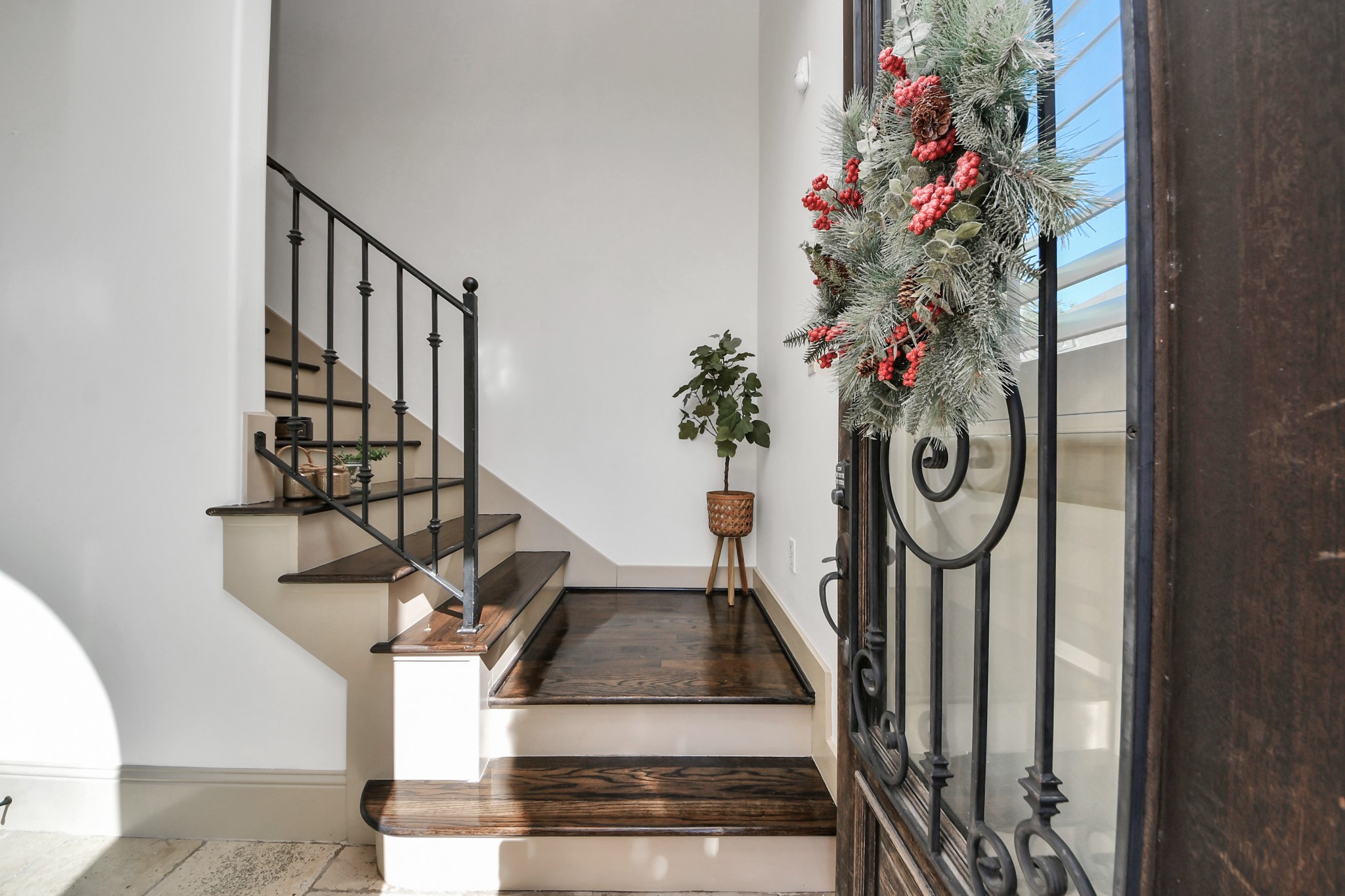 1141 West 23rd Street, Unit A Houston, TX 77008 - Photo 5 of 35 a view of entryway with flower pots