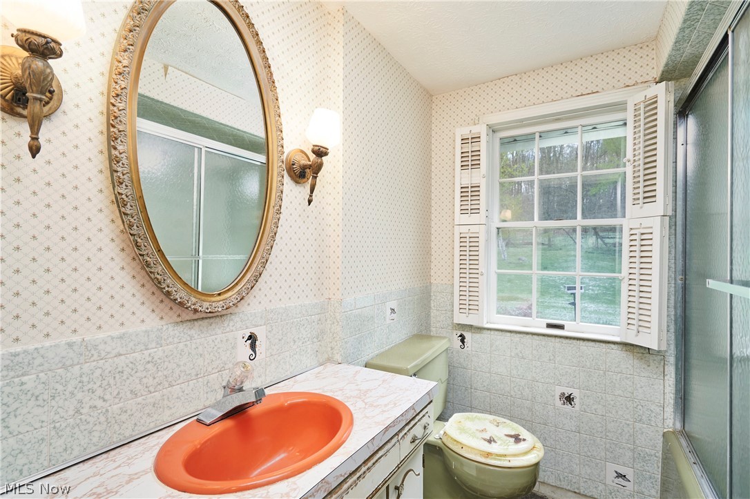 535 Crystal Lake Road Akron, OH 44333 - Photo 24 of 40 Second floor hall bath with tub/shower combo.