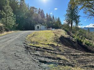 1050 Wards Creek Road Rogue River, OR 97537 - Photo 3 of 20 1050-3