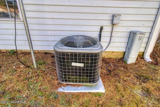 a view of a house with backyard and trees
