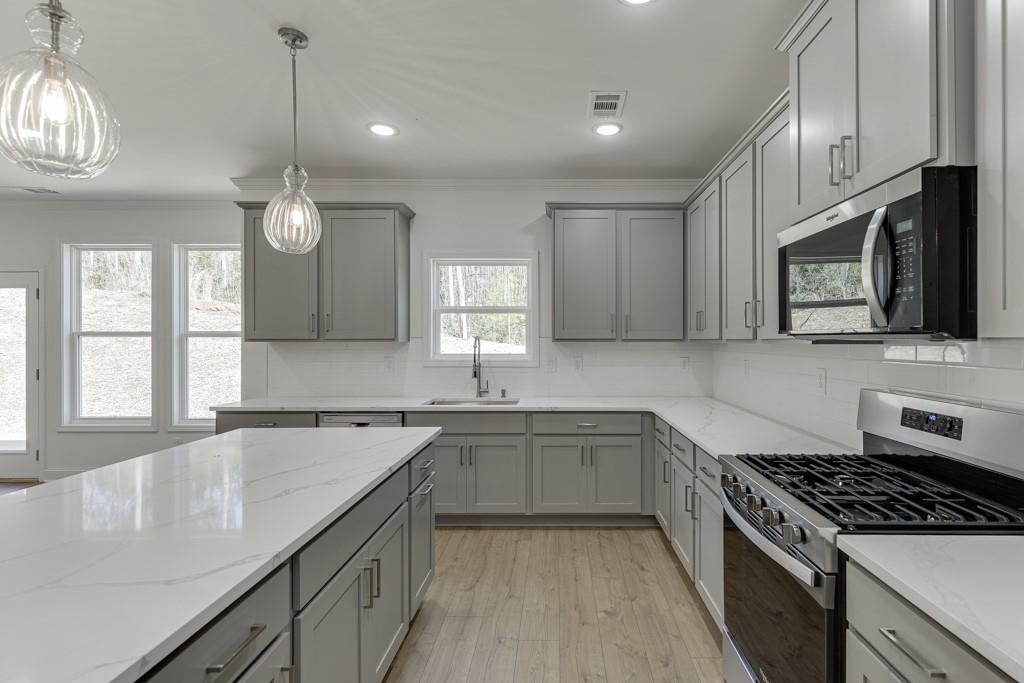 979 Lakeview Drive Commerce, GA 30529 - Photo 13 of 44