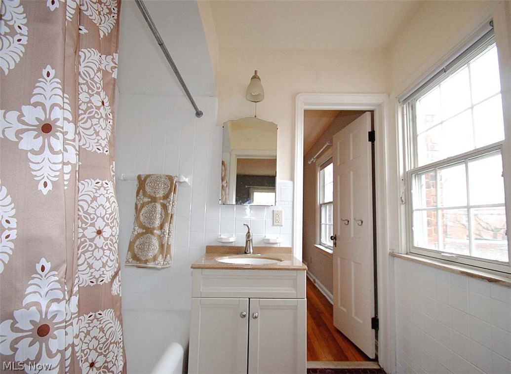 3376 Daleford Road Cleveland, OH 44120 - Photo 24 of 35 JACK AND JILL BATHROOM RECENTLY UPDATED
