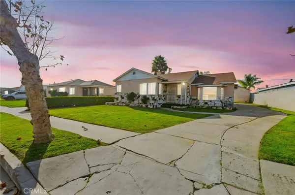 a view of a house with a yard
