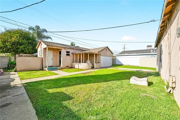 a view of a house with backyard
