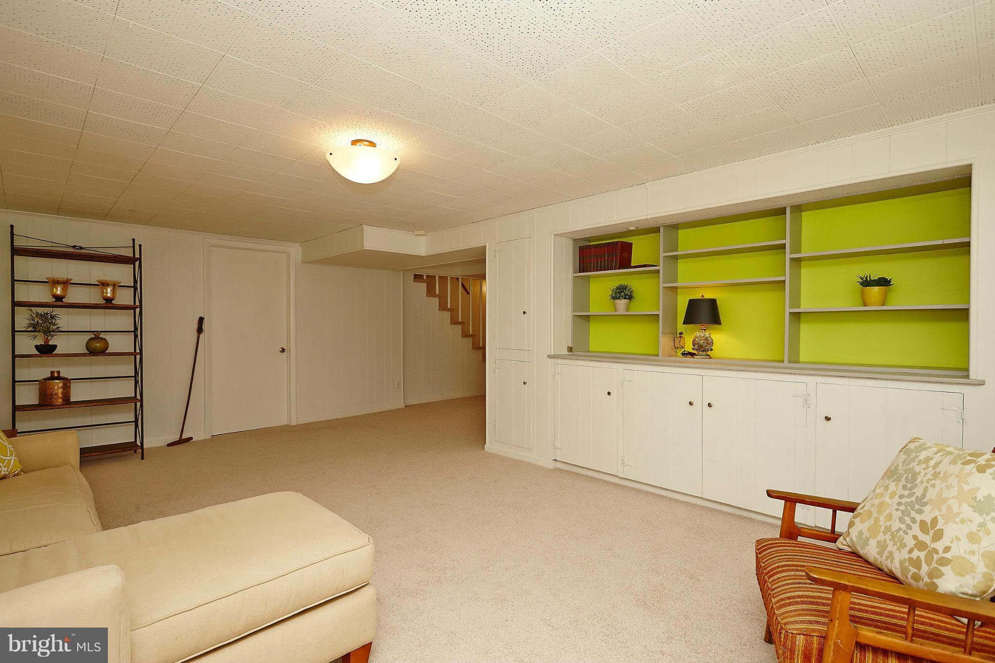 7606 Elgar Street Springfield, VA 22151 - Photo 22 of 30 Family Room With Built-Ins