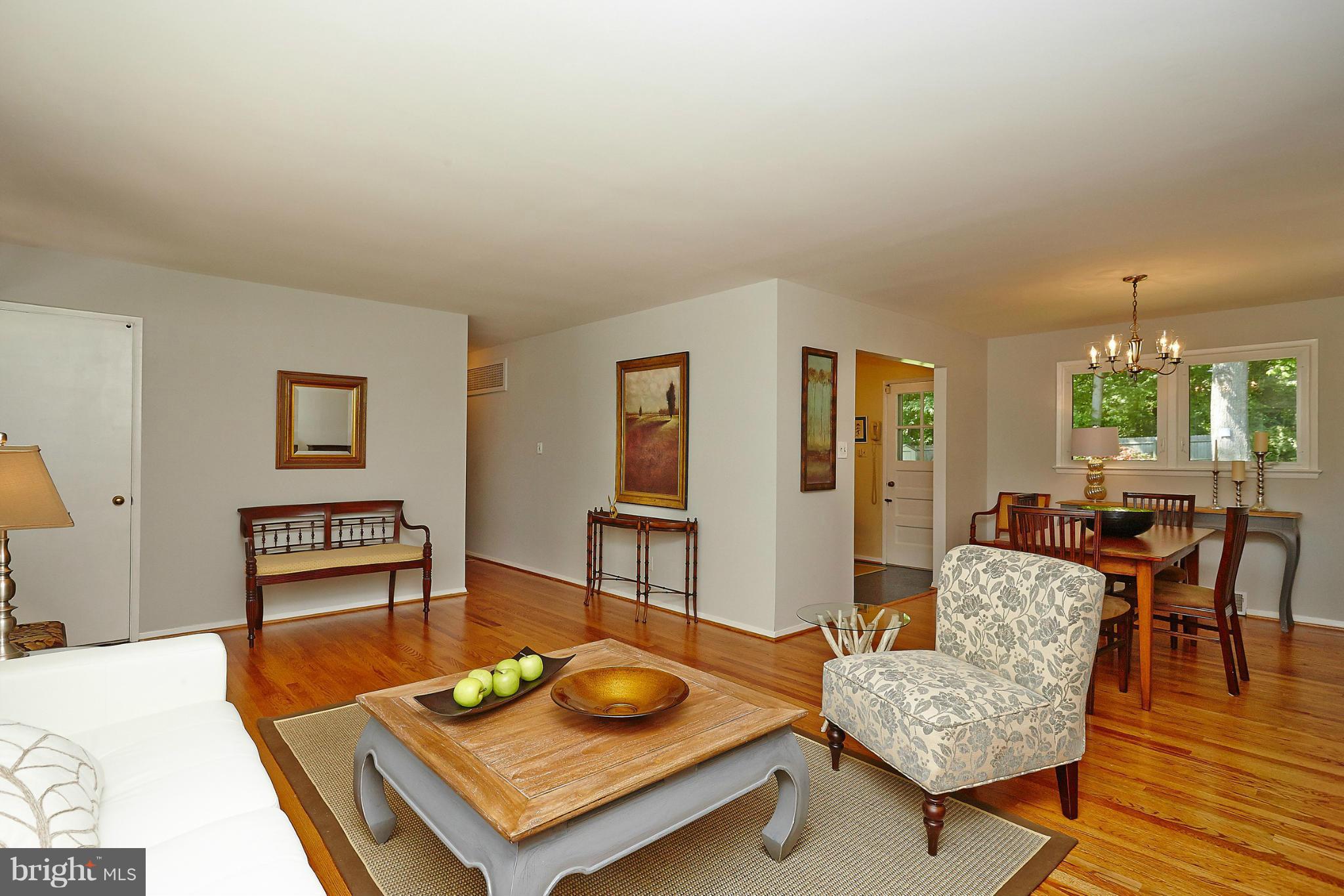 7606 Elgar Street Springfield, VA 22151 - Photo 6 of 30 Living Room