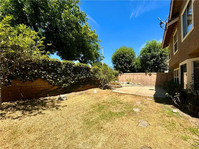 a view of back yard of the house