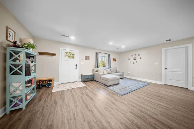 $2,600 | 914 King Richard Drive, Charleston, SC 29407