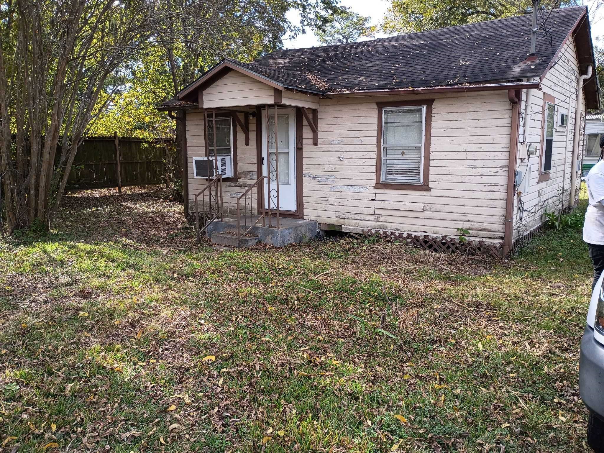 9631 Maxroy Street Houston, TX 77088 - Photo 5 of 6 a front view of a house with garden