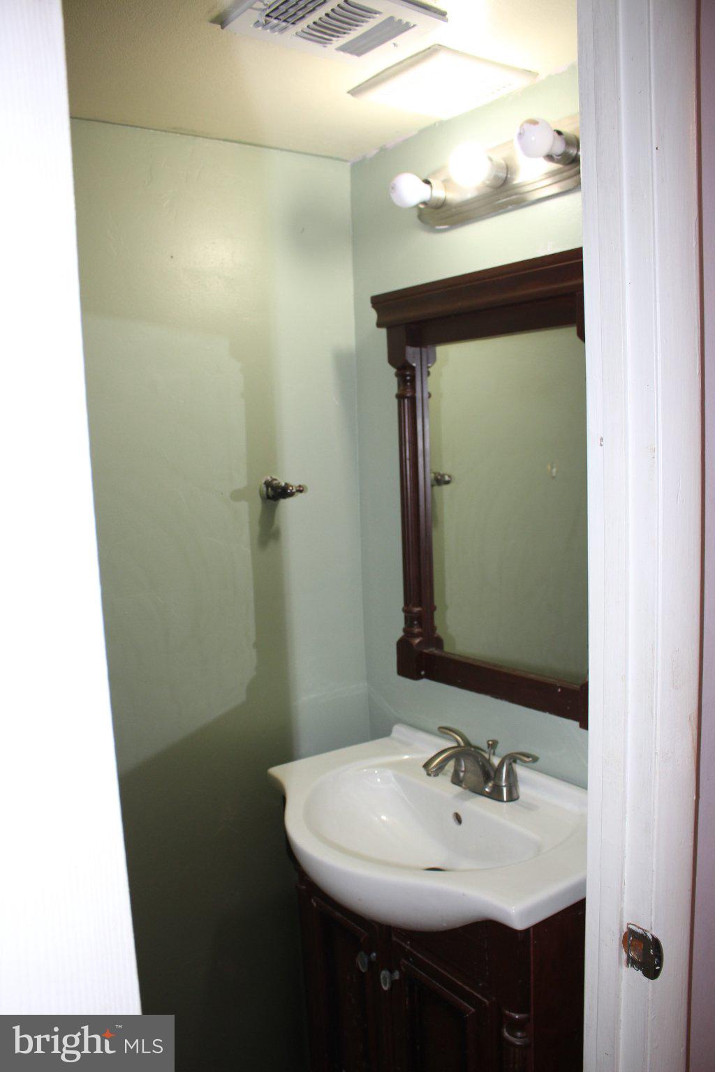 146 Oakmont Road Clementon, NJ 08021 - Photo 18 of 29 Charming compact bathroom oasis.