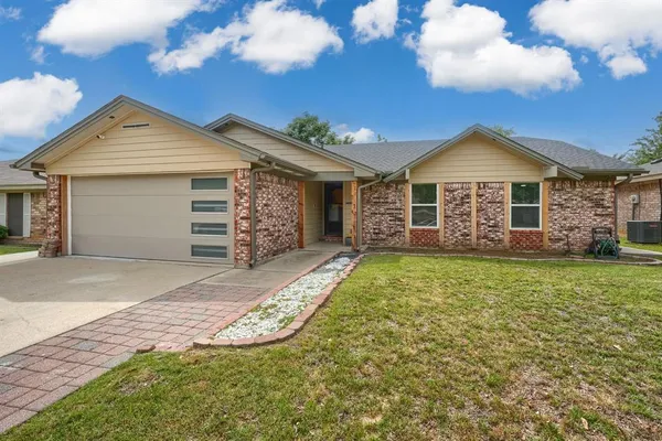 $340,000 | 909 Columbus Court, Bedford, TX 76022