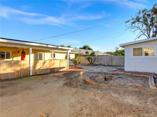 a view of a backyard