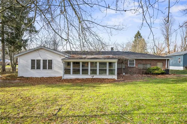 a view of a house with a yard