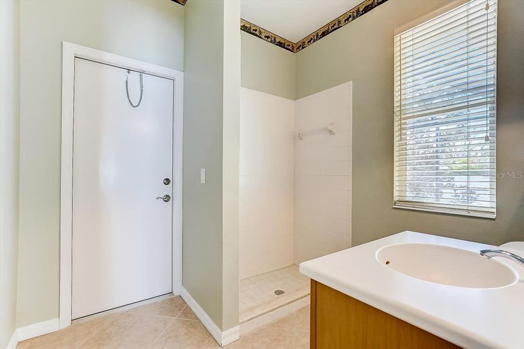 6214 Warbler Lane Lakewood Ranch, FL 34202 - Photo 30 of 40 a bathroom with a tub shower and a sink