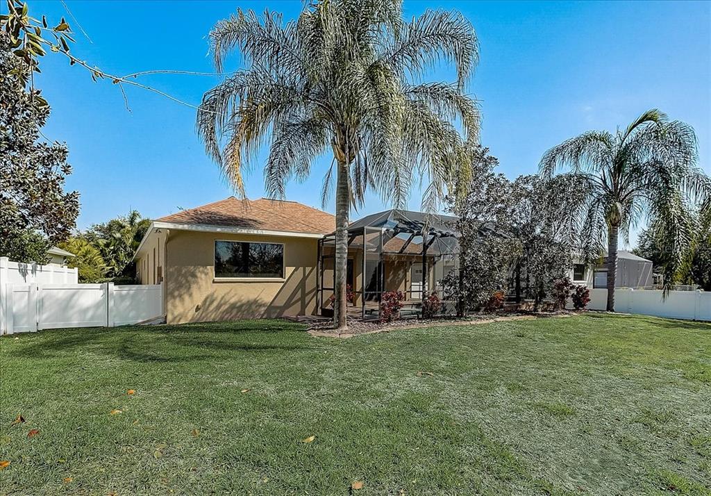 6214 Warbler Lane Lakewood Ranch, FL 34202 - Photo 36 of 40 a house with palm tree in the background