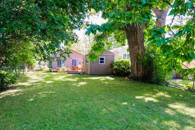 a view of yard with green space