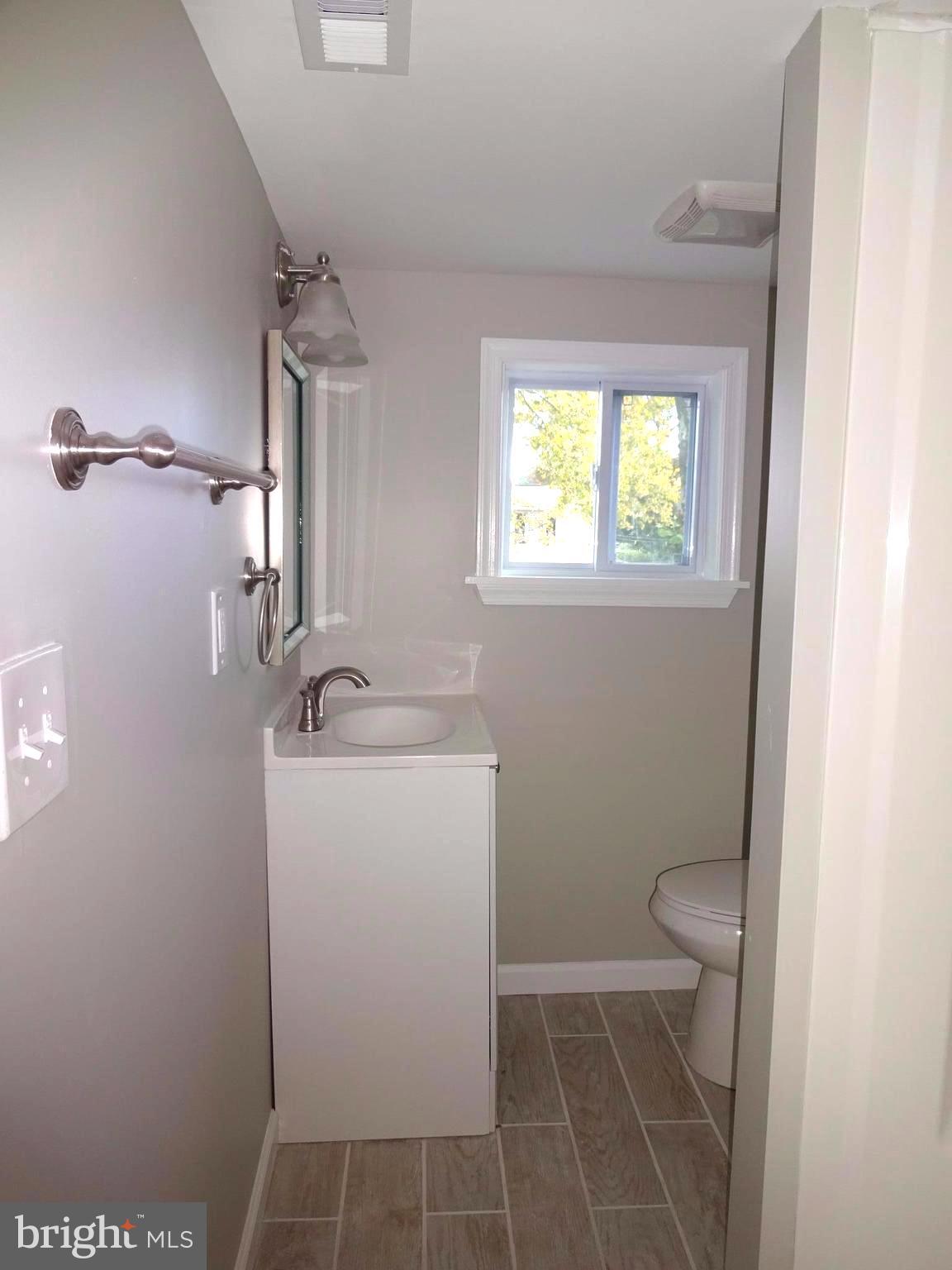 7800 Fairgreen Road Baltimore, MD 21222 - Photo 16 of 24 Upper Level Full Bath w/ Sep Shower