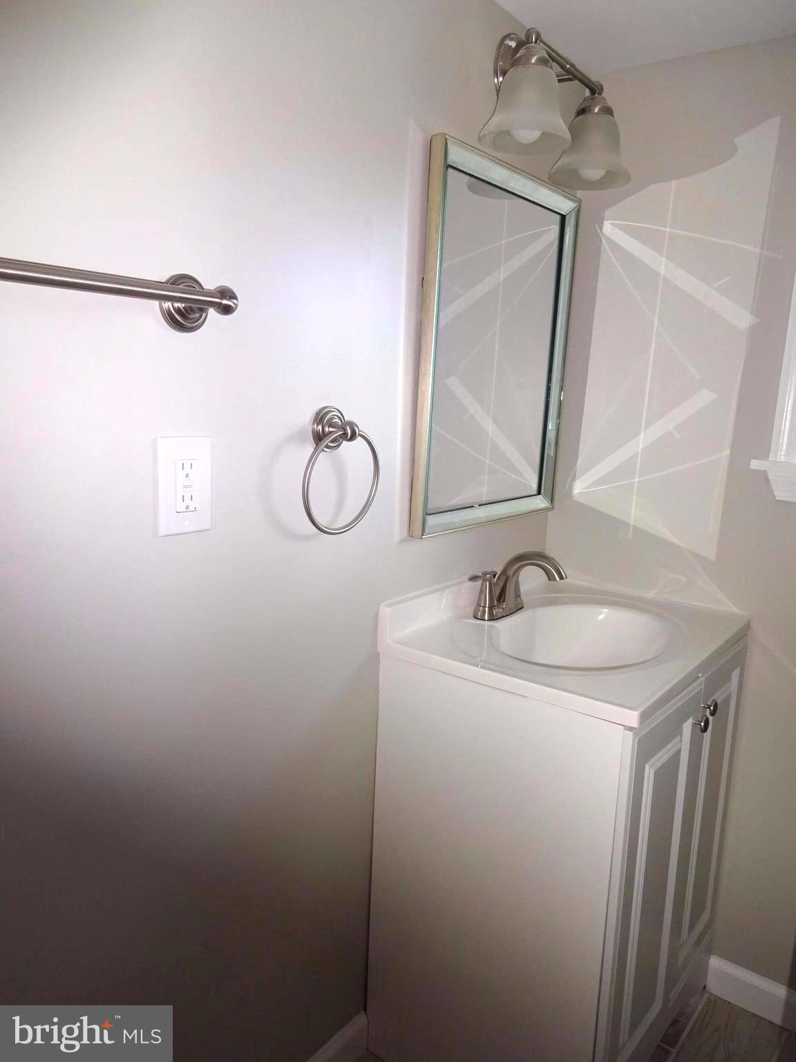 7800 Fairgreen Road Baltimore, MD 21222 - Photo 17 of 24 2nd Level Bath w/ Ceramic Tile