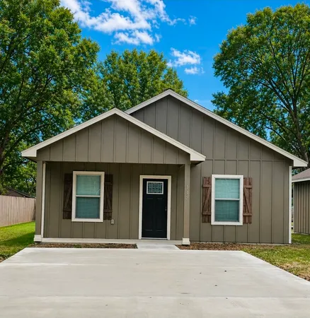$1,550 | 305 East Waring Street, Dayton, TX 77535