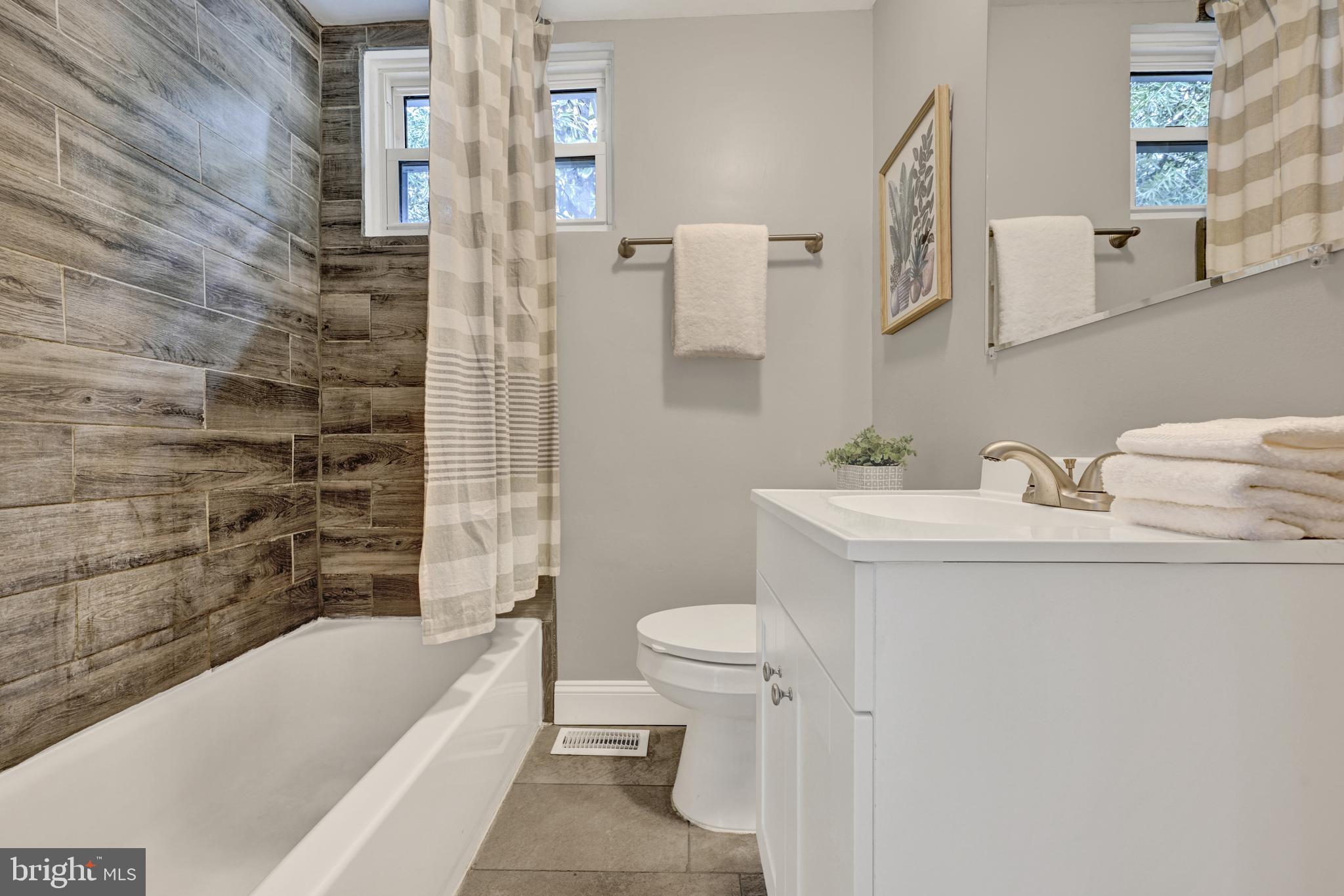 6022 Old Harford Road Baltimore, MD 21214 - Photo 20 of 31 Upper Level Full Bath