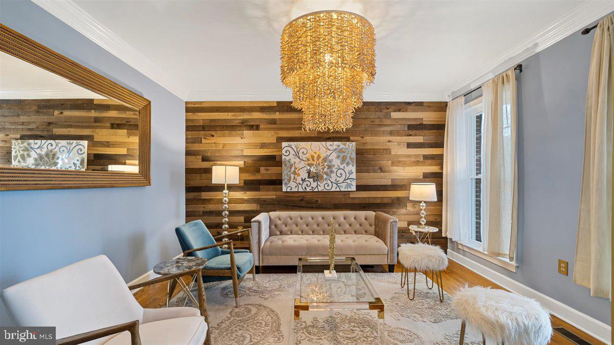 6658 Whitegate Road Clarksville, MD 21029 - Photo 23 of 54 Living Room