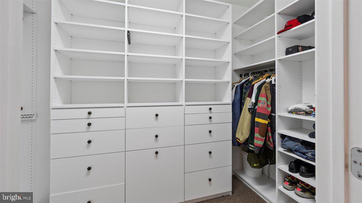 6658 Whitegate Road Clarksville, MD 21029 - Photo 30 of 54 First Floor Master walk in closet