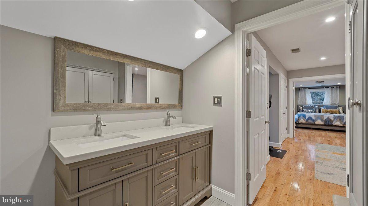 6658 Whitegate Road Clarksville, MD 21029 - Photo 35 of 54 Upper Level Owner's Suite, Bathroom