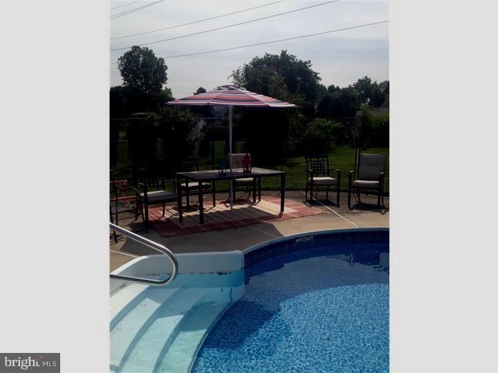 814 Hilltop Road Cinnaminson, NJ 08077 - Photo 3 of 25 Gallery Image 3