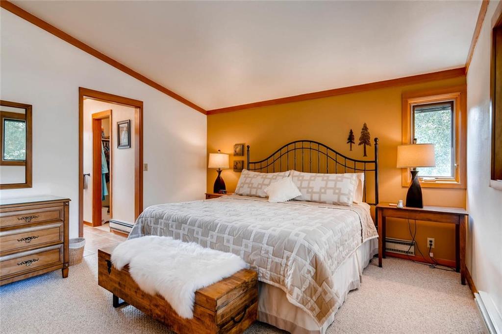 650 Tennis Club Road, Unit 1340 Keystone, CO 80435 - Photo 10 of 25 a bedroom with a bed and lamp