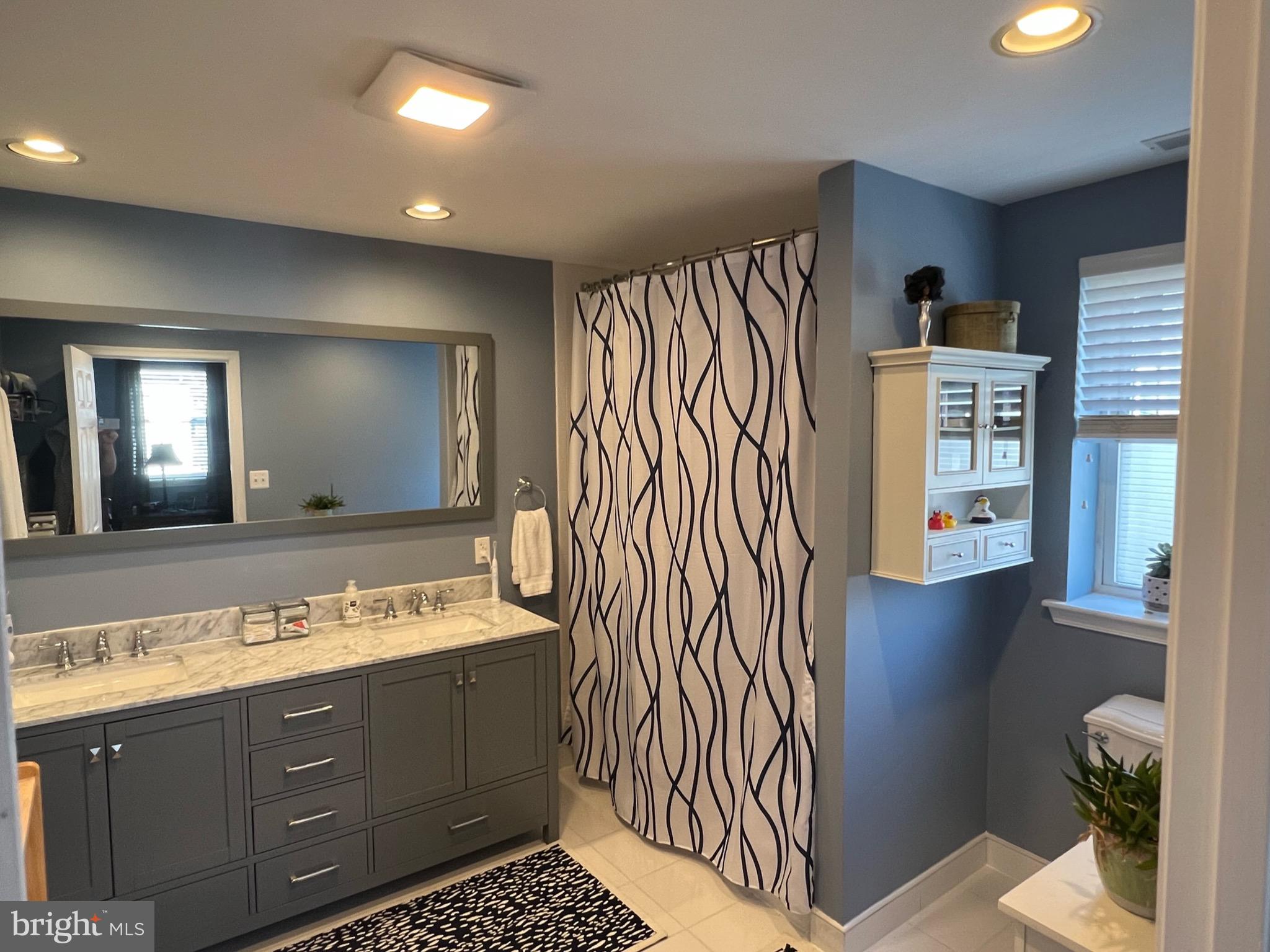 75 R Street Northwest, Unit 2 Washington, DC 20001 - Photo 9 of 18 Large Owner's Suite Bath
