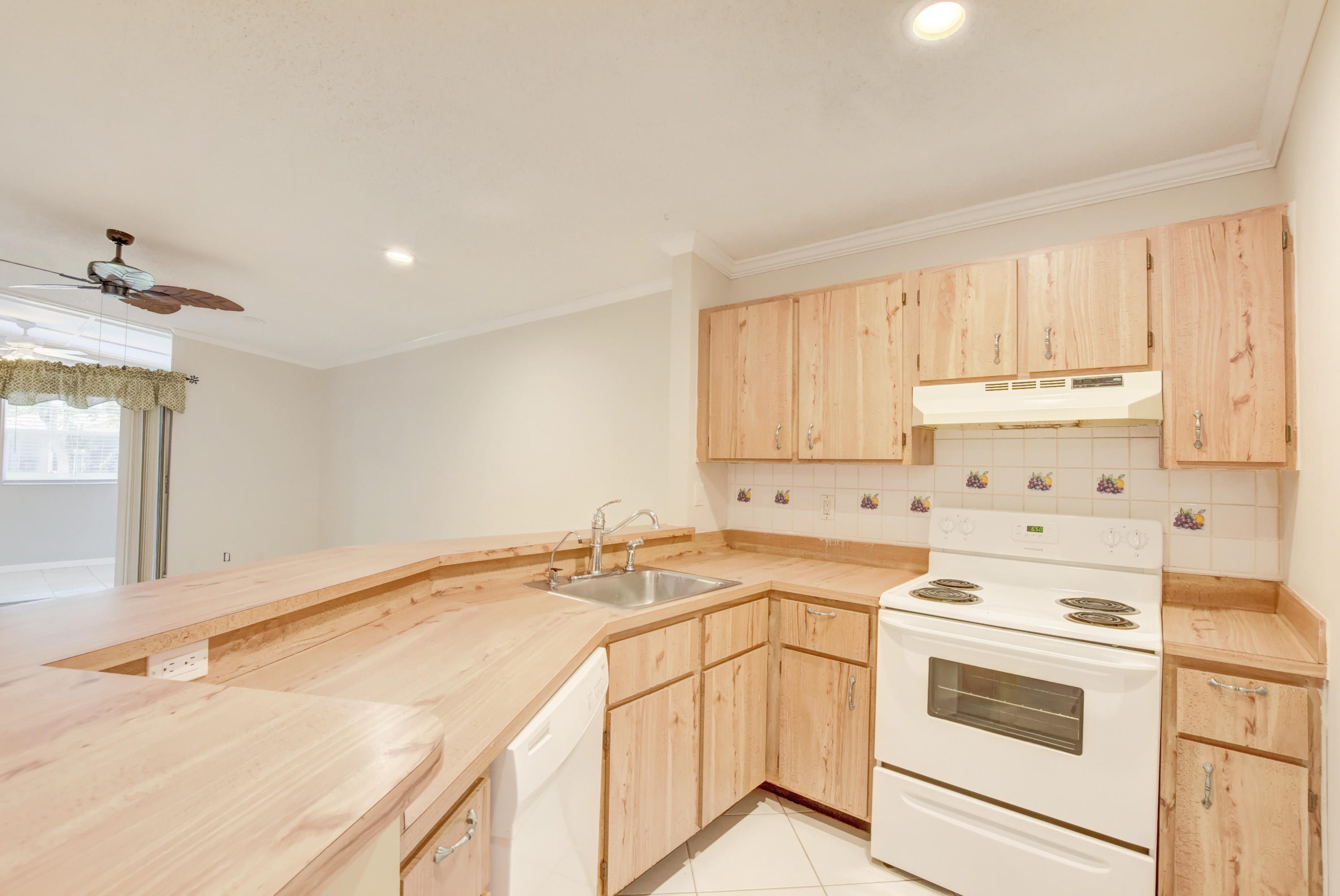 22291 Timberly Drive Boca Raton, FL 33428 - Photo 11 of 32 Kitchen