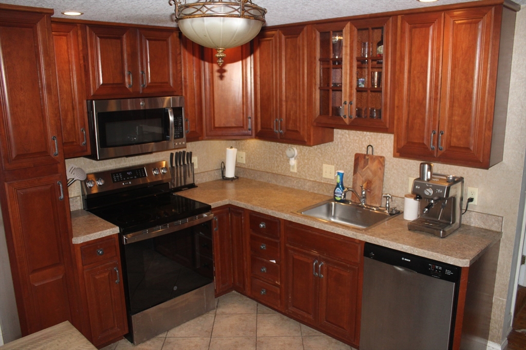 79 Roosevelt Avenue Springfield, MA 01118 - Photo 6 of 26