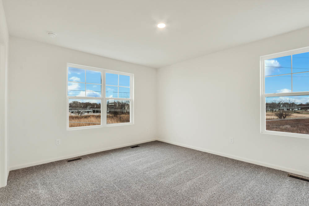 577 Yosemite Way Mundelein, IL 60060 - Photo 11 of 42 an empty room with a window
