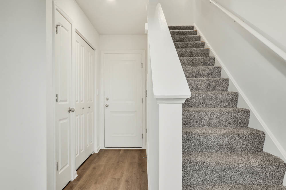 577 Yosemite Way Mundelein, IL 60060 - Photo 2 of 42 a view of a hallway with staircase
