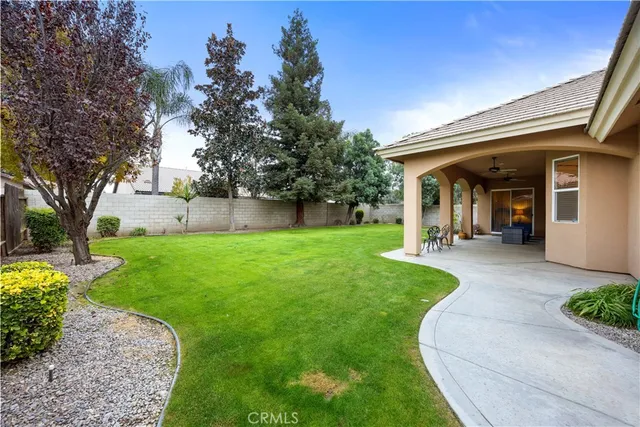 a view of a house with a backyard