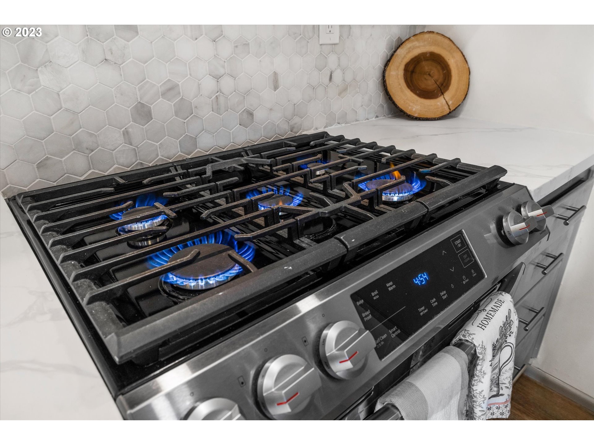 16331 Southeast Salmon Street Portland, OR 97233 - Photo 11 of 40 a close up of a stove top oven