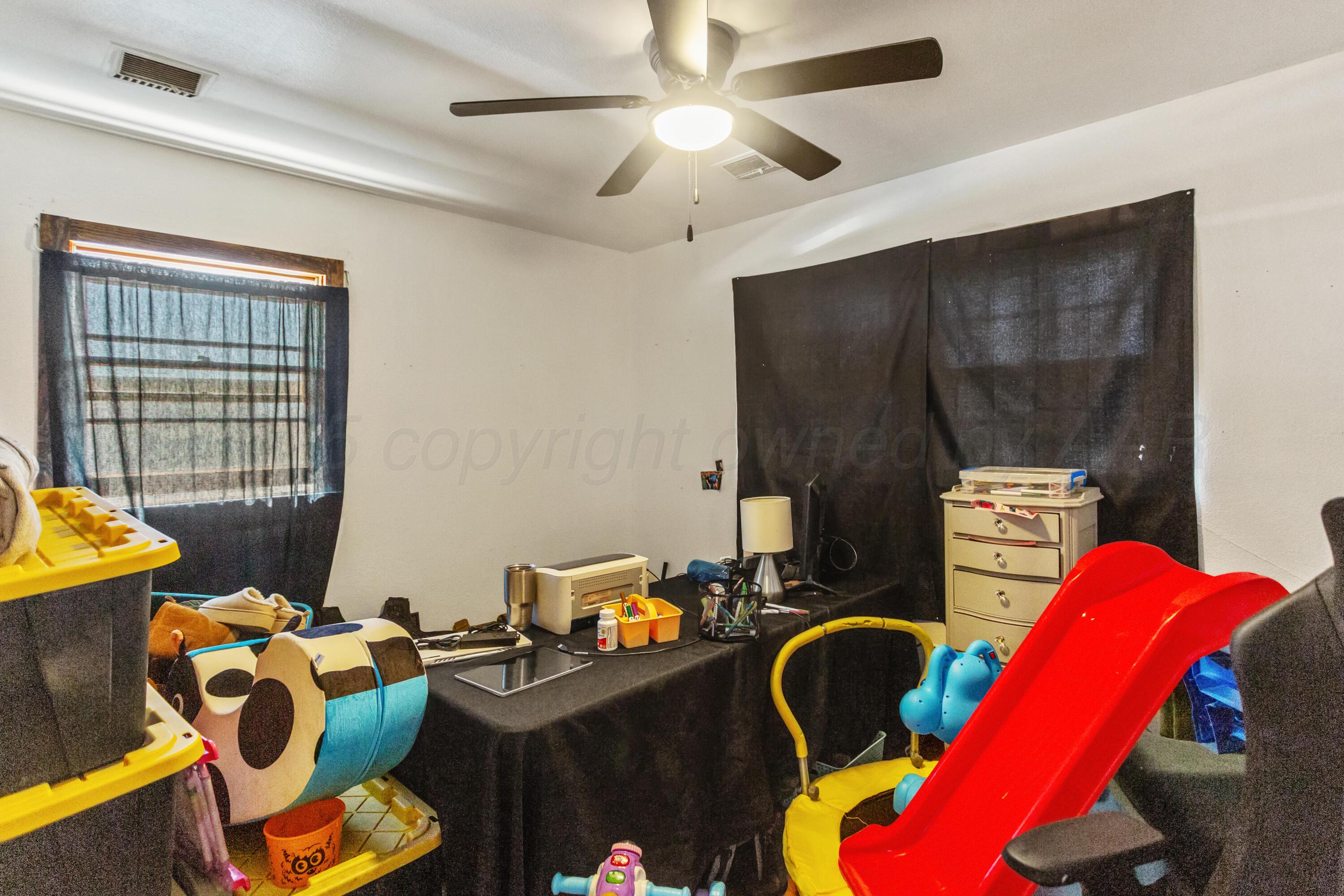 920 South Madden Street Shamrock, TX 79079 - Photo 23 of 39 a room with furniture and musical instruments