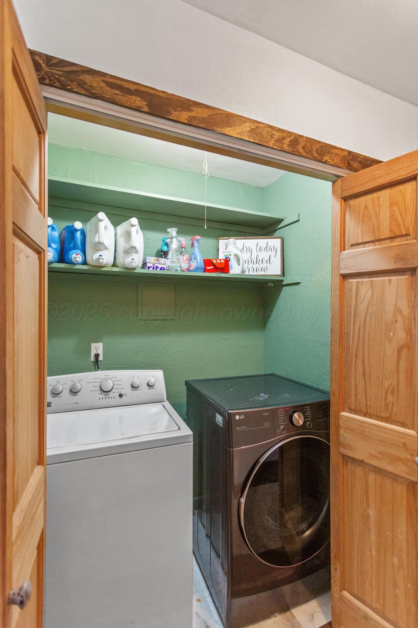 920 South Madden Street Shamrock, TX 79079 - Photo 28 of 39 a utility room with a washer and dryer