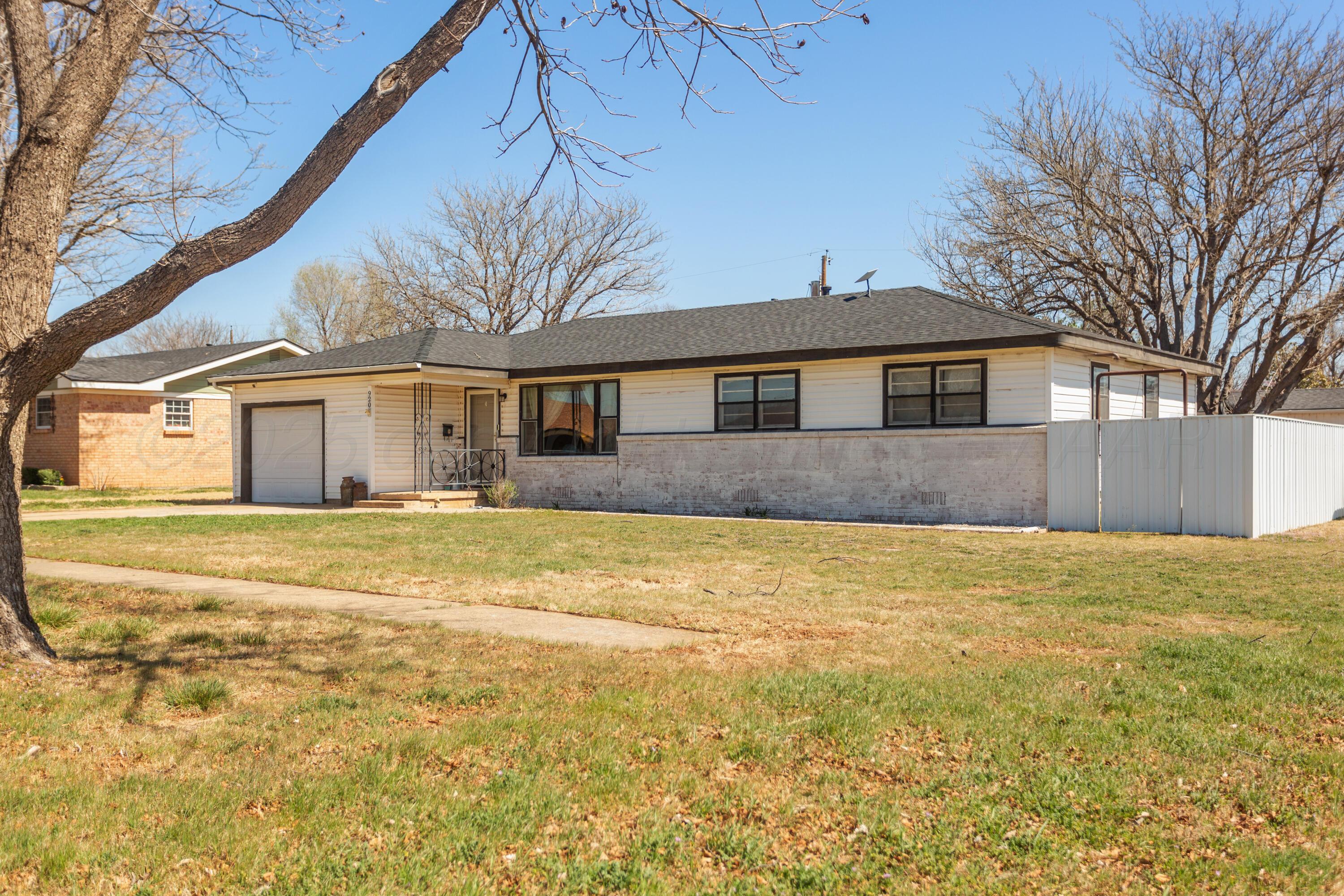 920 South Madden Street Shamrock, TX 79079 - Photo 3 of 39 a front view of a house with an ocean view