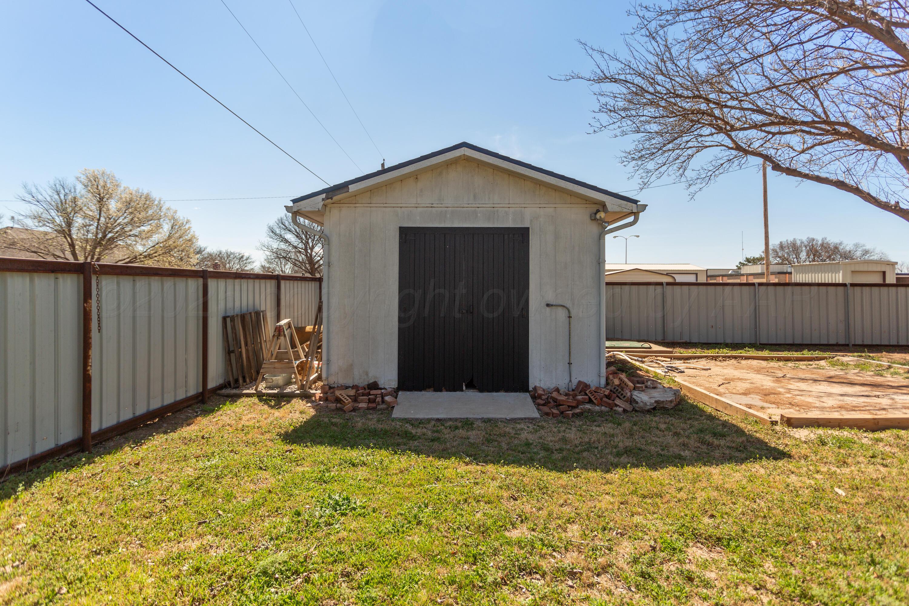 920 South Madden Street Shamrock, TX 79079 - Photo 36 of 39 a view of a backyard of the house