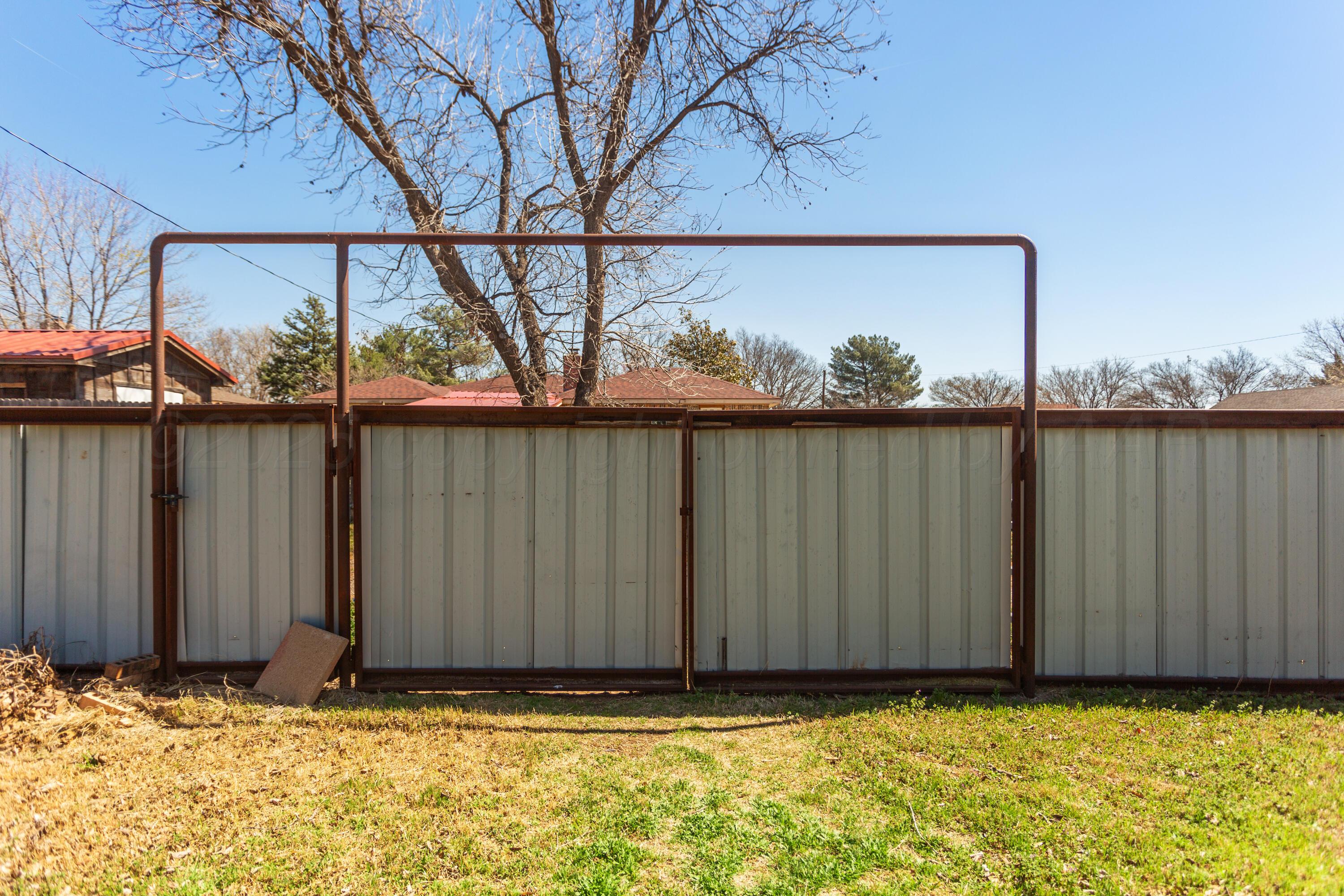 920 South Madden Street Shamrock, TX 79079 - Photo 37 of 39 a view of wooden fence