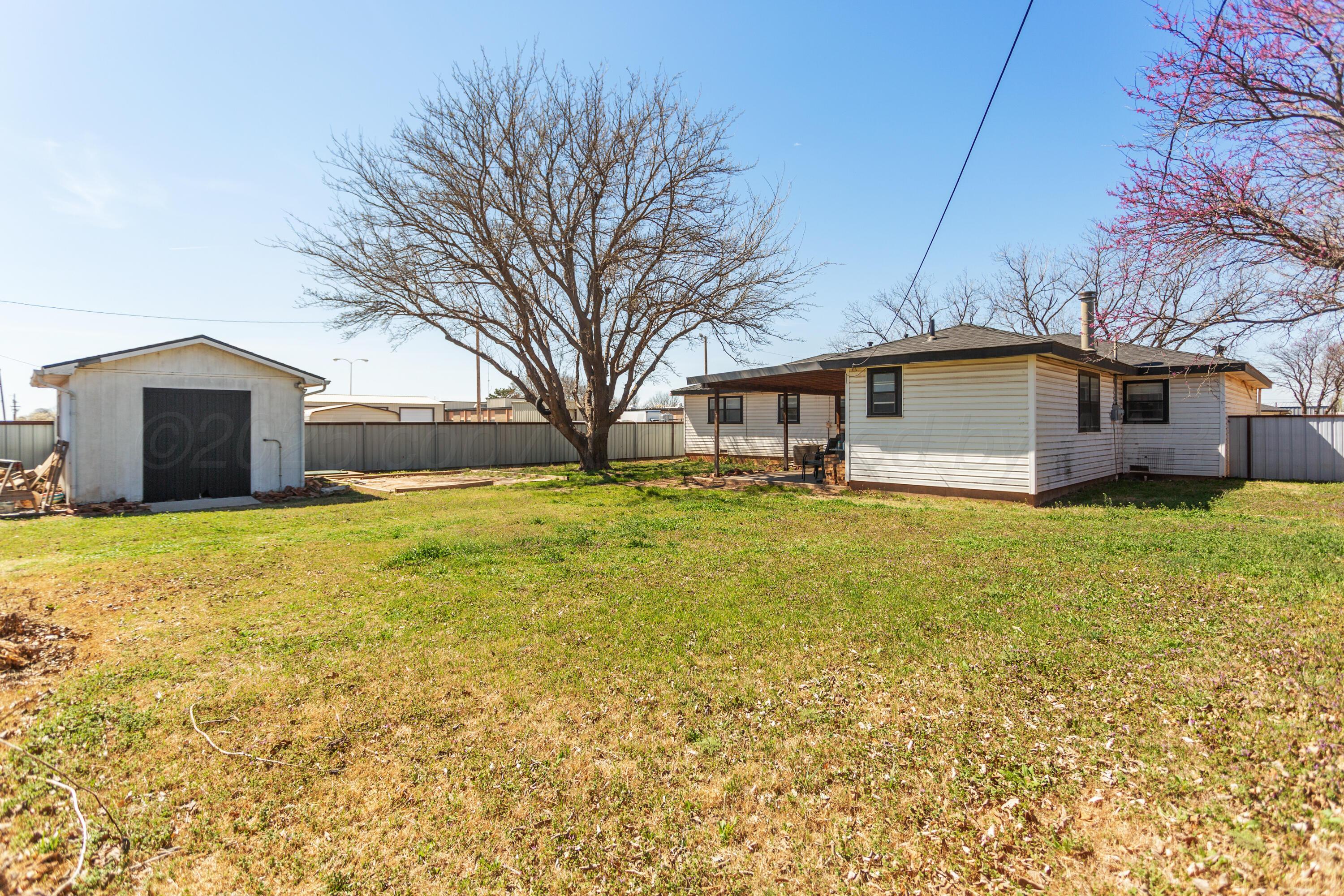 920 South Madden Street Shamrock, TX 79079 - Photo 38 of 39 a front view of house with yard and green space