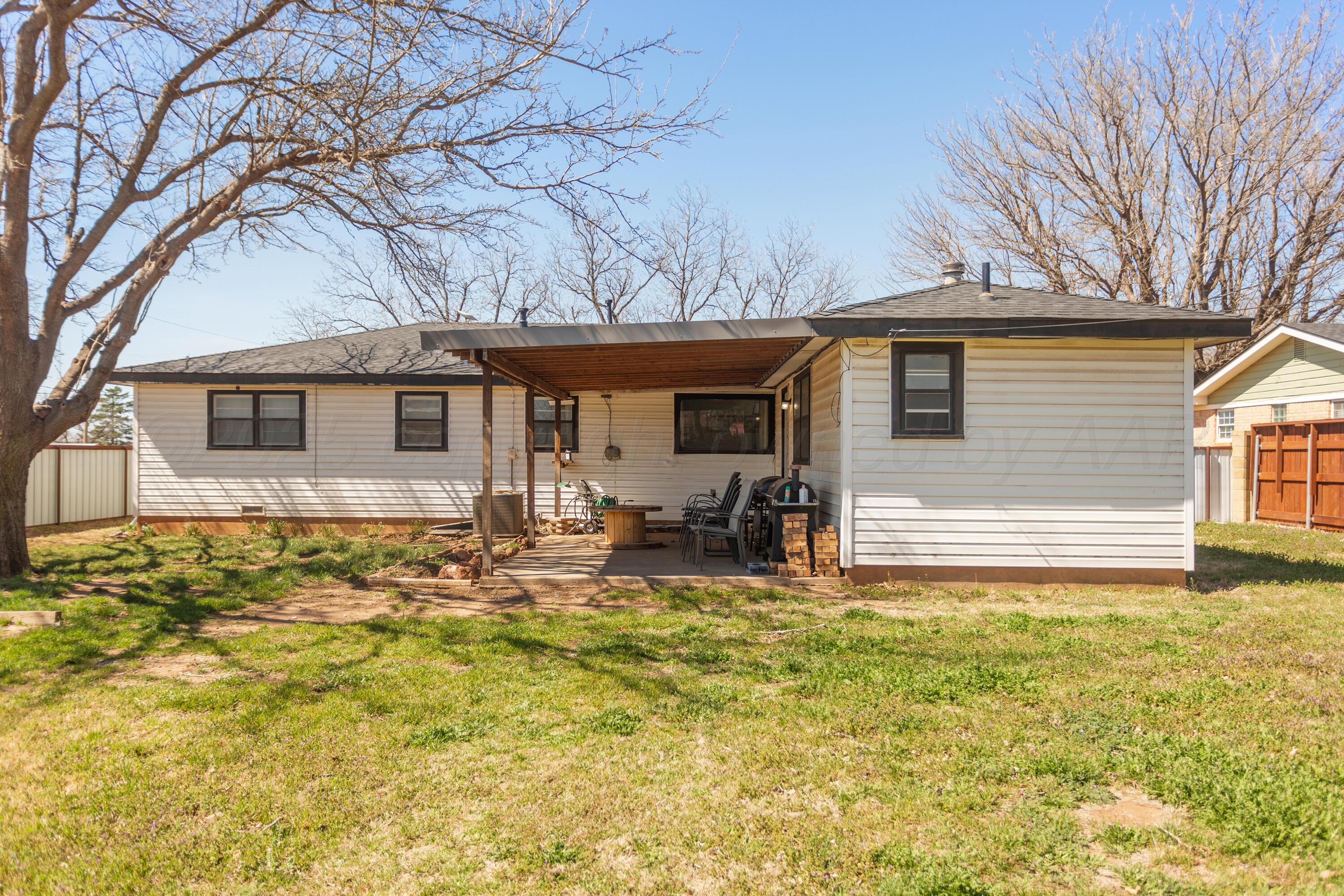 920 South Madden Street Shamrock, TX 79079 - Photo 39 of 39 a view of a house with backyard