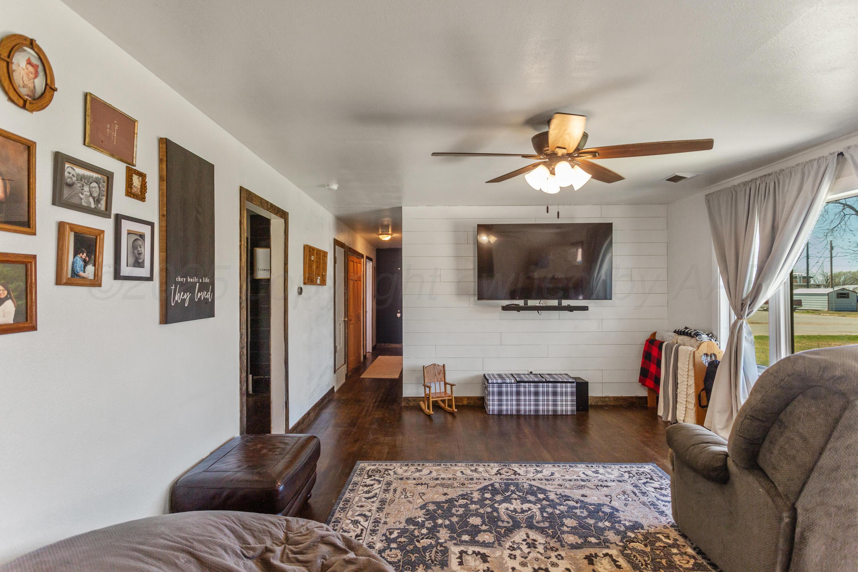 920 South Madden Street Shamrock, TX 79079 - Photo 5 of 39 a living room with furniture and a flat screen tv