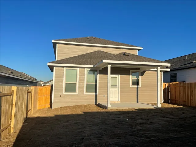 a view of a house with backyard