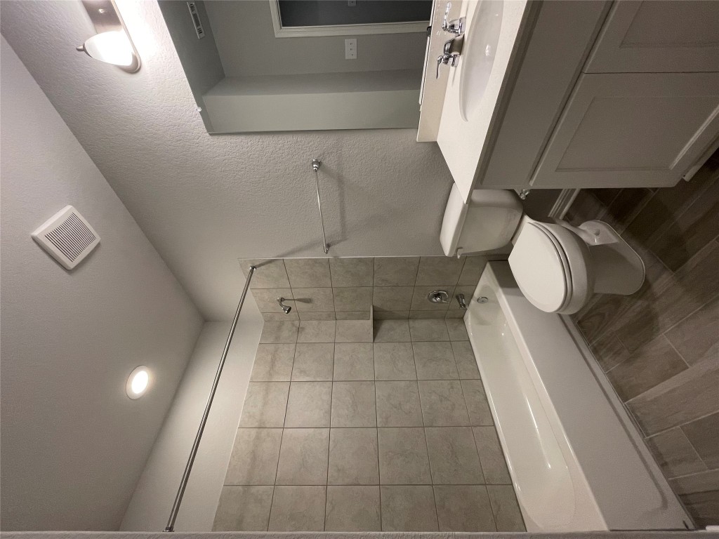 133 Old Stagecoach Road Jarrell, TX 76537 - Photo 10 of 23 a bathroom with a toilet a sink and bathtub