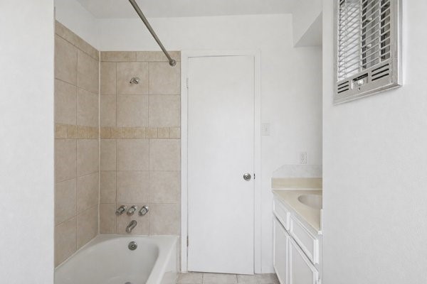 1655 Hawthorne Street Houston, TX 77006 - Photo 32 of 39 a bathroom with a bathtub and a shower