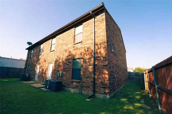 a view of a back yard of the house